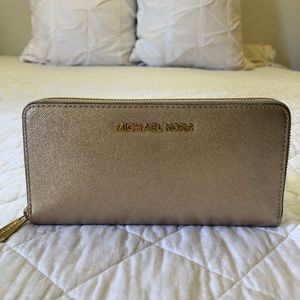 🌸 Michael Kors Gold Full Zip Wallet 🌸